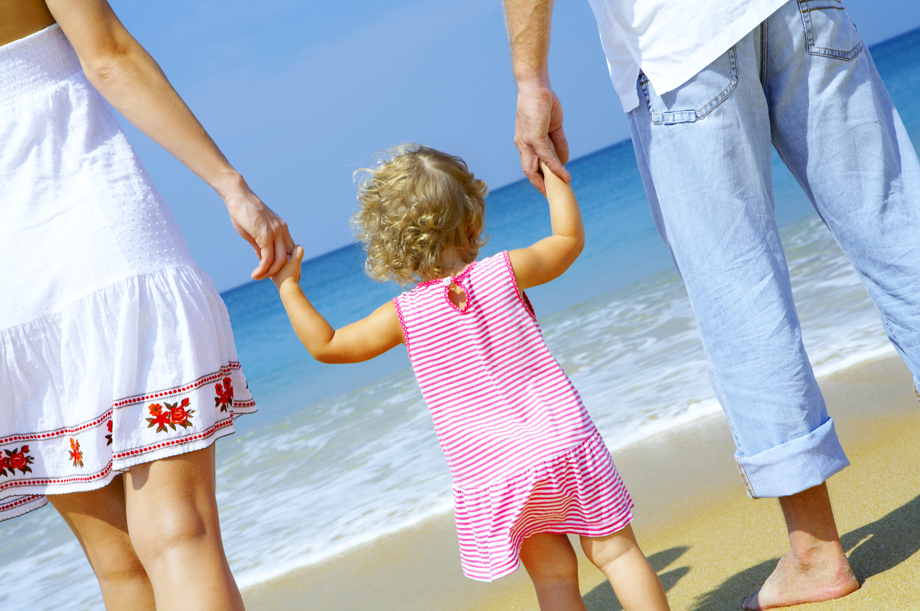 Дочка папа на пляже. Дети на море с родителями. Семья на море. Семья с маленьким ребенком. Семья со спины.